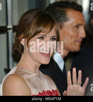 Jennifer Garner (L) et Matthew McConaughey arrivent pour la première mondiale de 'Dallas Buyers Club' au Princess of Wales Theatre pendant le Festival International du Film de Toronto à Toronto, Canada le 7 septembre 2013. UPI/Christine Chew Banque D'Images