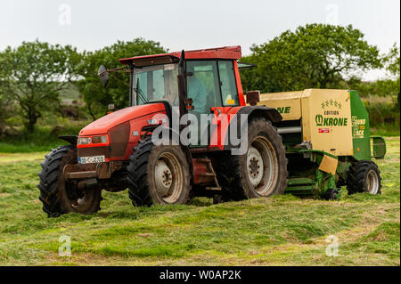 Ballydehob, West Cork, Irlande. 27 juin 2019. Michael Pat Ward, agriculteur de Durrus, navigue de l'herbe pour l'ensilage. Les balles seront utilisées comme alimentation d'hiver pour le bétail. Crédit : AG News/Alay Live News. Banque D'Images