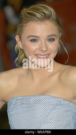 Chloe Grace Moretz arrive pour la première mondiale de 'l'Equalizer' au Roy Thomson Hall pendant le Festival International du Film de Toronto à Toronto, Canada le 7 septembre 2014. UPI/Christine Chew Banque D'Images