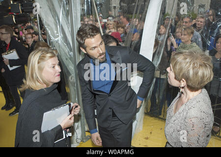 L'acteur Ryan Reynolds arrive sur le tapis jaune avec sa mère Tammy (R) où il sera intronisé dans le 2014 l'Allée des célébrités canadiennes lors de cérémonies au Sony Centre for the Performing Arts à Toronto (Ontario) le 18 octobre 2014. UPI/Heinz Ruckemann Banque D'Images