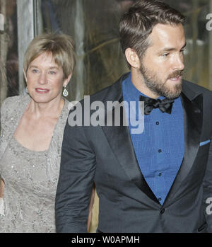 L'acteur Ryan Reynolds arrive sur le tapis jaune avec sa mère Tammy (L) où il sera intronisé dans le 2014 l'Allée des célébrités canadiennes lors de cérémonies au Sony Centre for the Performing Arts à Toronto (Ontario) le 18 octobre 2014. UPI/Heinz Ruckemann Banque D'Images