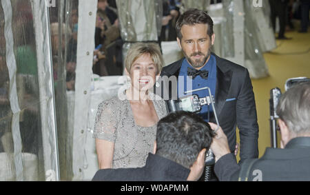 L'acteur Ryan Reynolds arrive sur le tapis jaune avec sa mère Tammy (L) où il sera intronisé dans le 2014 l'Allée des célébrités canadiennes lors de cérémonies au Sony Centre for the Performing Arts à Toronto (Ontario) le 18 octobre 2014. UPI/Heinz Ruckemann Banque D'Images