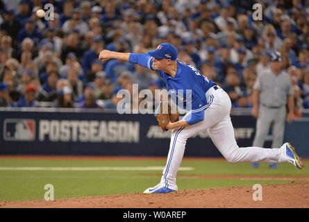 Le releveur des Blue Jays de Toronto Aaron Sanchez jette en réparation contre les Kansas City Royals lors de la septième manche de l'ALCS jeu 3 au Centre Rogers à Toronto, Canada le 19 octobre 2015. Photo par Kevin Dietsch/UPI Banque D'Images