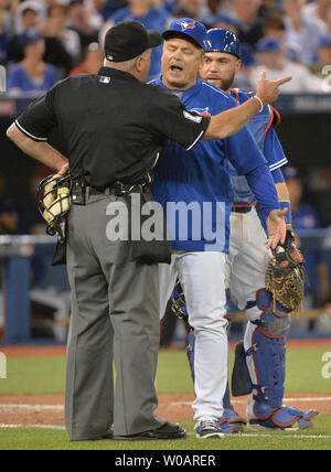 Blue Jays de Toronto manager John Gibbons (C) parle d'arbitre Joh Hirschbeck après Troy Tulowitzki shortstop des Blue Jays a été éjecté dans la huitième manche de l'ALCS jeu 3 au Centre Rogers à Toronto, Canada le 19 octobre 2015. Photo par Kevin Dietsch/UPI Banque D'Images
