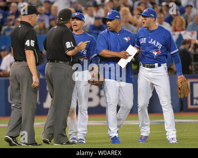 Blue Jays de Toronto l'arrêt-court Troy Tulowitzki (R) questions son expulsion par l'arbitre John Hirschbeck au cours de la huitième manche de l'ALCS jeu 3 au Centre Rogers à Toronto, Canada le 19 octobre 2015. Photo par Kevin Dietsch/UPI Banque D'Images