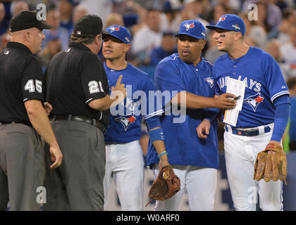 Blue Jays de Toronto l'arrêt-court Troy Tulowitzki (R) questions son expulsion par l'arbitre John Hirschbeck au cours de la huitième manche de l'ALCS jeu 3 au Centre Rogers à Toronto, Canada le 19 octobre 2015. Photo par Kevin Dietsch/UPI Banque D'Images