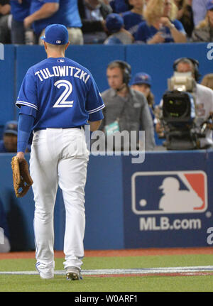 Blue Jays de Toronto l'arrêt-court Troy Tulowitzki quitte le champ après avoir été éjecté par l'arbitre John Hirschbeck au cours de la huitième manche de l'ALCS jeu 3 au Centre Rogers à Toronto, Canada le 19 octobre 2015. Photo par Kevin Dietsch/UPI Banque D'Images