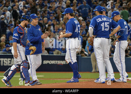 Blue Jays de Toronto manager John Gibbons (deuxième à gauche) soulage les pitcher R.A. Dickey (C) au cours de la deuxième manche à l'ALCS jeu 4 au Centre Rogers à Toronto, Canada le 20 octobre 2015. Dickey a renoncé à cinq séries de Royals de Kansas City. Photo par Kevin Dietsch/UPI Banque D'Images