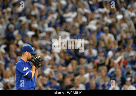 Blue Jays de Toronto starter Marco Estrada cherche le signe avec le Geai bleu fans agitant leurs drapeaux rallye durant la quatrième manche contre les Royals de Kansas City dans le jeu de l'ALCS 5 au Centre Rogers à Toronto, Canada le 21 octobre 2015. Kansas City est titulaire d'une série de 3-1 d'avance sur Toronto. Photo par Kevin Dietsch/UPI Banque D'Images