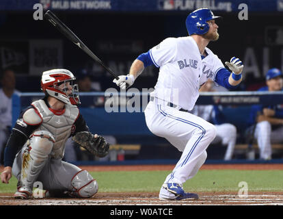 Frappeur désigné des Blue Jays de Toronto Michael Saunders (R) frappe un home run en solo devant les Indians de Cleveland catcher Roberto Perez dans la deuxième manche du Match 3 de la série de championnat de la ligue américaine au Centre Rogers de Toronto, Canada, le 17 octobre 2016. Photo par Darren Calabrese/UPI Banque D'Images