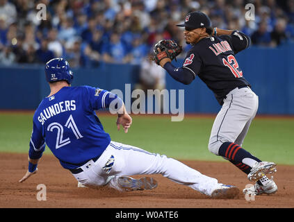 Indiands Cleveland Francisco Lindor (R) force les Blue Jays de Toronto Michael Saunders en deuxième base pendant la deuxième manche dans quatre jeux de la série de championnat de la ligue américaine au Centre Rogers de Toronto le 18 octobre 2016. Cleveland mène la série 3-0 sur Toronto. Photo par Darren Calabrese/UPI Banque D'Images