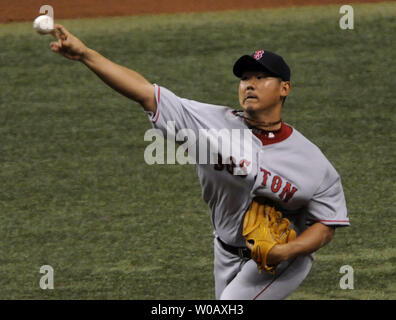 Boston rouge Sox pitcher Daisuke Matsuzaka se jette contre les Rays de Tampa Bay au cours de la première manche d'un jeu de la série de championnat de la ligue américaine au Tropicana Field à Saint-Pétersbourg, en Floride le 10 octobre 2008. (UPI Photo/Kevin Dietsch) Banque D'Images