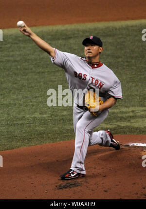 Boston rouge Sox pitcher Daisuke Matsuzaka se jette contre les Rays de Tampa Bay au cours de la première manche d'un jeu de la série de championnat de la ligue américaine au Tropicana Field à Saint-Pétersbourg, en Floride le 10 octobre 2008. (UPI Photo/Kevin Dietsch) Banque D'Images