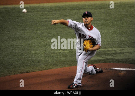 Boston rouge Sox pitcher Daisuke Matsuzaka se jette contre les Rays de Tampa Bay au cours de la première manche d'un jeu de la série de championnat de la ligue américaine au Tropicana Field à Saint-Pétersbourg, en Floride le 10 octobre 2008. (UPI Photo/Kevin Dietsch) Banque D'Images