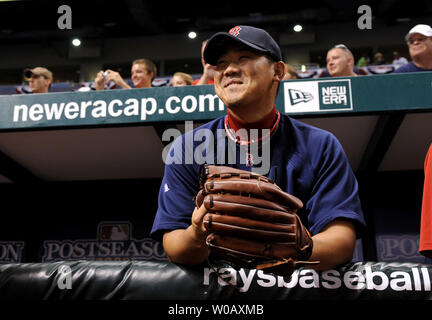 Boston rouge Sox pitcher Daisuke Matsuzaka attend dans l'étang avant de deux jeu la Ligue américaine de la série de conférence contre les Rays de Tampa Bay au Tropicana Field de St. Petersburg, Floride le 11 octobre 2008. Les Red Sox mènent la série 1-0. (UPI Photo/Kevin Dietsch) Banque D'Images