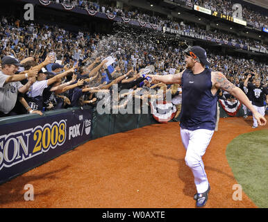 À Tampa Bay fielder Jonny Gomes pulvérise la bière sur fans comme il célébrer les rayons 3-1 victoire sur les Boston Red Soxs pour gagner le championnat au Tropicana Field à Saint-Pétersbourg, en Floride le 19 octobre 2008. Les rayons seront confrontés à la Philadelphia Phillies dans leur première série mondiale l'apparence. (Photo d'UPI/David Mills) Banque D'Images