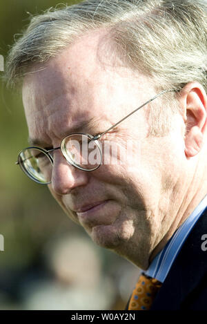 Google président et chef de la direction Eric Schmidt parle lors d'une conférence de presse avec le gouverneur de la Californie Arnold Schwarzenegger (pas vu), sur l'île au trésor, en Californie, le 2 décembre 2009. Le gouverneur a parlé de la Stratégie d'adaptation climatique Californie Rapport final, une approche globale, qui améliorera la gestion de l'état des impacts de la montée du niveau de la mer, l'augmentation des températures, des précipitations et des événements naturels extrêmes. UPI/Ken James Banque D'Images