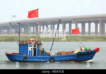 Un bateau de pêche chinois chefs sur la mer depuis le port côtier dans la région de Binhai, un important port de pêche et de transport maritime près de Tianjin Le 28 juillet 2014. Différends territoriaux de la Chine pour la pêche et de l'énergie Ressources naturelles prennent un péage sur son image avec beaucoup d'Asiatiques concernés ses revendications mènera à des conflits militaires, selon un rapport du Centre de recherche Pew. La majorité des personnes interrogées dans huit des 11 nations de l'Asie La Chine retrouvez différends pouvait conduire à des affrontements armés, y compris 92  % des Philippins, 85  % des Japonais, 84  % des Vietnamiens et de 83 pour cent des Coréens du Sud, le rapport r Banque D'Images