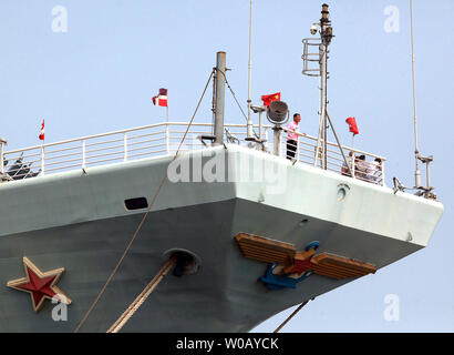 Les touristes chinois visiter le porte-avions de Binhai, parc à thème avec l'ex-Fédération de gros avions cruiser le Kiev, à Tianjin le 29 juillet 2014. Le Kiev a été un porte-avions lourds cruiser qui a servi la marine russe et soviétique de 1975 à 1993 avant d'être vendu à une société chinoise en 1996 pour une utilisation dans un parc à thème militaire. Plus de 15,5 millions de dollars ont été consacrés à la restauration et à l'équipement de la ex-navire en un hôtel de luxe développé par Tourisme et loisirs consultant attraction Quest International (USA). UPI/Stephen Shaver Banque D'Images