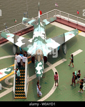 Les touristes chinois visiter le porte-avions de Binhai, parc à thème avec l'ex-Fédération de gros avions cruiser le Kiev, à Tianjin le 29 juillet 2014. Le Kiev a été un porte-avions lourds cruiser qui a servi la marine russe et soviétique de 1975 à 1993 avant d'être vendu à une société chinoise en 1996 pour une utilisation dans un parc à thème militaire. Plus de 15,5 millions de dollars ont été consacrés à la restauration et à l'équipement de la ex-navire en un hôtel de luxe développé par Tourisme et loisirs consultant attraction Quest International (USA). UPI/Stephen Shaver Banque D'Images