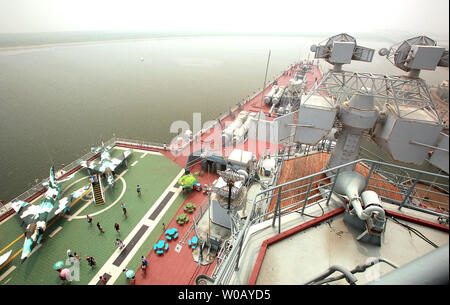 Les touristes chinois visiter le porte-avions de Binhai, parc à thème avec l'ex-Fédération de gros avions cruiser le Kiev, à Tianjin le 29 juillet 2014. Le Kiev a été un porte-avions lourds cruiser qui a servi la marine russe et soviétique de 1975 à 1993 avant d'être vendu à une société chinoise en 1996 pour une utilisation dans un parc à thème militaire. Plus de 15,5 millions de dollars ont été consacrés à la restauration et à l'équipement de la ex-navire en un hôtel de luxe développé par Tourisme et loisirs consultant attraction Quest International (USA). UPI/Stephen Shaver Banque D'Images