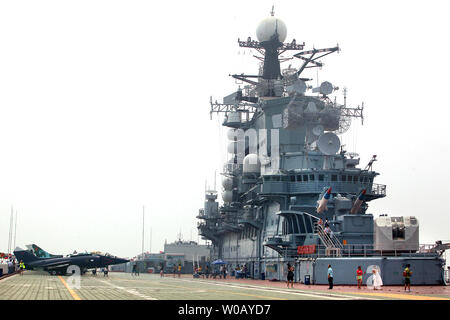 Les touristes chinois visiter le porte-avions de Binhai, parc à thème avec l'ex-Fédération de gros avions cruiser le Kiev, à Tianjin le 29 juillet 2014. Le Kiev a été un porte-avions lourds cruiser qui a servi la marine russe et soviétique de 1975 à 1993 avant d'être vendu à une société chinoise en 1996 pour une utilisation dans un parc à thème militaire. Plus de 15,5 millions de dollars ont été consacrés à la restauration et à l'équipement de la ex-navire en un hôtel de luxe développé par Tourisme et loisirs consultant attraction Quest International (USA). UPI/Stephen Shaver Banque D'Images