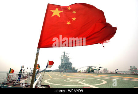 Les touristes chinois visiter le porte-avions de Binhai, parc à thème avec l'ex-Fédération de gros avions cruiser le Kiev, à Tianjin le 29 juillet 2014. Le Kiev a été un porte-avions lourds cruiser qui a servi la marine russe et soviétique de 1975 à 1993 avant d'être vendu à une société chinoise en 1996 pour une utilisation dans un parc à thème militaire. Plus de 15,5 millions de dollars ont été consacrés à la restauration et à l'équipement de la ex-navire en un hôtel de luxe développé par Tourisme et loisirs consultant attraction Quest International (USA). UPI/Stephen Shaver Banque D'Images