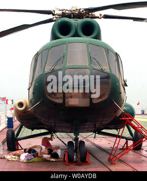 Les touristes chinois visiter le porte-avions de Binhai, parc à thème avec l'ex-Fédération de gros avions cruiser le Kiev, à Tianjin le 29 juillet 2014. Le Kiev a été un porte-avions lourds cruiser qui a servi la marine russe et soviétique de 1975 à 1993 avant d'être vendu à une société chinoise en 1996 pour une utilisation dans un parc à thème militaire. Plus de 15,5 millions de dollars ont été consacrés à la restauration et à l'équipement de la ex-navire en un hôtel de luxe développé par Tourisme et loisirs consultant attraction Quest International (USA). UPI/Stephen Shaver Banque D'Images