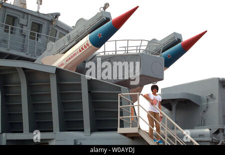 Les touristes chinois visiter le porte-avions de Binhai, parc à thème avec l'ex-Fédération de gros avions cruiser le Kiev, à Tianjin le 29 juillet 2014. Le Kiev a été un porte-avions lourds cruiser qui a servi la marine russe et soviétique de 1975 à 1993 avant d'être vendu à une société chinoise en 1996 pour une utilisation dans un parc à thème militaire. Plus de 15,5 millions de dollars ont été consacrés à la restauration et à l'équipement de la ex-navire en un hôtel de luxe développé par Tourisme et loisirs consultant attraction Quest International (USA). UPI/Stephen Shaver Banque D'Images