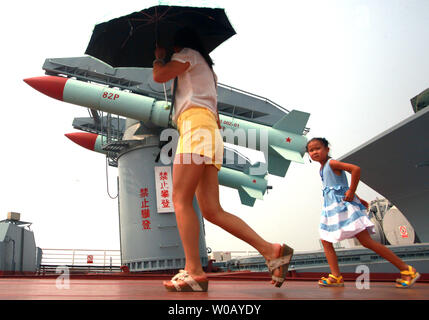 Les touristes chinois visiter le porte-avions de Binhai, parc à thème avec l'ex-Fédération de gros avions cruiser le Kiev, à Tianjin le 29 juillet 2014. Le Kiev a été un porte-avions lourds cruiser qui a servi la marine russe et soviétique de 1975 à 1993 avant d'être vendu à une société chinoise en 1996 pour une utilisation dans un parc à thème militaire. Plus de 15,5 millions de dollars ont été consacrés à la restauration et à l'équipement de la ex-navire en un hôtel de luxe développé par Tourisme et loisirs consultant attraction Quest International (USA). UPI/Stephen Shaver Banque D'Images