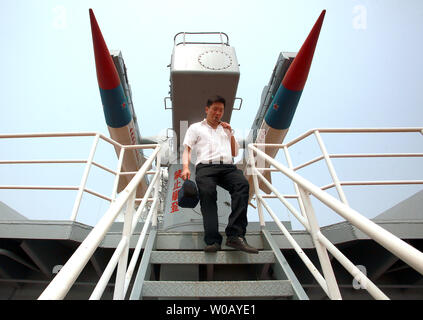 Les touristes chinois visiter le porte-avions de Binhai, parc à thème avec l'ex-Fédération de gros avions cruiser le Kiev, à Tianjin le 29 juillet 2014. Le Kiev a été un porte-avions lourds cruiser qui a servi la marine russe et soviétique de 1975 à 1993 avant d'être vendu à une société chinoise en 1996 pour une utilisation dans un parc à thème militaire. Plus de 15,5 millions de dollars ont été consacrés à la restauration et à l'équipement de la ex-navire en un hôtel de luxe développé par Tourisme et loisirs consultant attraction Quest International (USA). UPI/Stephen Shaver Banque D'Images