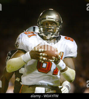 Tampa Bay Bucs Tim Brown tire dans un Brad Johnson passer pour son 100e TD/NFL à Oakland, CA, le 26 septembre 2004. Les raiders défait les Bucs 30-20. (Photos d'UPI/Bruce Gordon) Banque D'Images