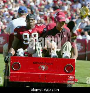 San Francisco 49ers Julian Peterson est transporté hors du terrain avec un tendon d'achille déchiré de fin de saison dans la première moitié contre l'attaque à Monster Park à San Francisco le 10 octobre 2004. (Photo d'UPI/Terry Schmitt) Banque D'Images