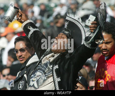 Un ventilateur d'Oakland Raiders habillé pour l'occasion hurle que l'équipe prend le domaine chez Network Associates Coliseum à Oakland, CA, le 5 décembre 2004. (Photo d'UPI/Terry Schmitt) Banque D'Images