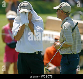 British Open gagnant Padraig Harrington (L) ne cesse de refroidir avec une serviette pendant le premier tour à la 89e Championnat de la PGA à Southern Hills Country Club à Tulsa, Oklahoma le 9 août 2007. (Photo d'UPI/Gary C. Caskey) Banque D'Images