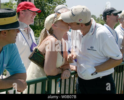 British Open gagnant Padraig Harrington (R) embrasse sa femme Caroline avant partiront en pour commencer à jouer au premier tour à la 89e Championnat de la PGA à Southern Hills Country Club à Tulsa, Oklahoma le 9 août 2007. (Photo d'UPI/Gary C. Caskey Banque D'Images