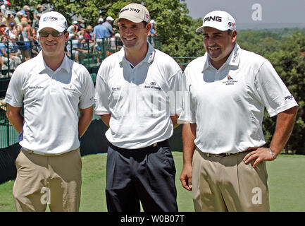 (L-R) vainqueur des Masters Zach Johnson, British Open gagnant Padraig Harrington, et américains ouvrent le gagnant Angel Cabrera posent sur la première boîte de pièce en t avant de commencer à jouer au premier tour à la 89e Championnat de la PGA à Southern Hills Country Club à Tulsa, Oklahoma le 9 août 2007. (Photo d'UPI/Gary C. Caskey Banque D'Images