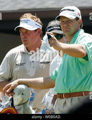 Retief Goosen de l'Afrique du Sud (R) domine le parcours ouvert sur le premier trou avec l'Irlande du Nord est Darren Clarke par permanent comme jouer jeux à commencer au deuxième tour de la 89e Championnat de la PGA à Southern Hills Country Club à Tulsa, Oklahoma le 10 août 2007. (Photo d'UPI/Gary C. Caskey) Banque D'Images