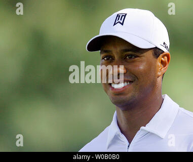 Tiger Woods sourire après avoir pris le départ sur la treizième orifice pendant la deuxième ronde de la 89e Championnat de la PGA à Southern Hills Country Club à Tulsa, Oklahoma le 10 août 2007. (Photo d'UPI/Gary C. Caskey) Banque D'Images