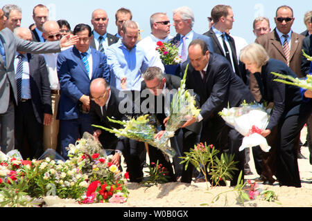 (De gauche à droite en bas) Le ministre français de l'intérieur Bernard Cazeneuve, Ministre allemand de l'intérieur Thomas de Maizière, ministre de l'intérieur tunisien Mohamed Najem Gharsalli et de l'Intérieur britannique Theresa peut déposer des fleurs qu'ils paient leurs égards devant un mémorial de fortune de la plage de l'hôtel Imperial Marhaba resort, qui a été attaqué il y a trois jours par un tireur (ISIS) dans la région de Sousse, Tunisie, 29 juin 2015.L'État islamique (ISIS) groupe n'a revendiqué la responsabilité pour le massacre le 27 juin dans une attaque mortelle beach resort qui a tué près de 40 personnes, pour la plupart des touristes britanniques. Photo par Khaled Nasra Banque D'Images