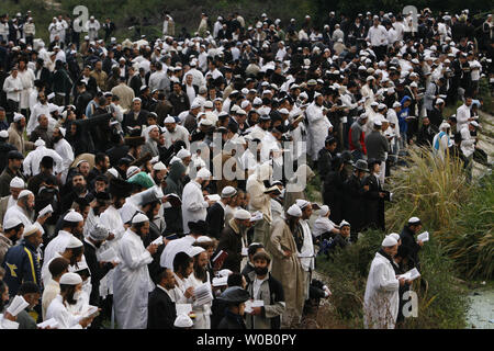 Les hommes juifs ultra orthodoxe prier dans la ville d'Ouman, 200 km (125 miles) au sud de Kiev le 13 septembre 2007. Des milliers de pèlerins juifs arrivent chaque année à Ouman à Roch Hachana, le nouvel an juif, à prier sur la tombe de Rabbi Nahman de Bratslav. (Photo d'UPI/Sergey Starostenko) Banque D'Images