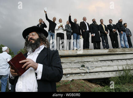 Les hommes juifs ultra orthodoxe prier dans la ville d'Ouman, 200 km (125 miles) au sud de Kiev le 13 septembre 2007. Des milliers de pèlerins juifs arrivent chaque année à Ouman à Roch Hachana, le nouvel an juif, à prier sur la tombe de Rabbi Nahman de Bratslav. (Photo d'UPI/Sergey Starostenko) Banque D'Images