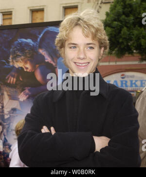 Jeremy Sumpter, qui dépeint Peter Pan dans le film d'aventure fantastique, "Peter Pan" pose comme il arrive pendant la première du film au Grauman's Chinese Theatre à Hollywood de Los Angeles, Californie le 13 décembre 2003. 'Peter Pan' ouvre aux États-Unis le jour de Noël, le jeudi, 25 décembre 2003. (Photo d'UPI / Jim Ruymen) Banque D'Images