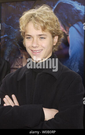 Jeremy Sumpter, qui dépeint Peter Pan dans le film d'aventure fantastique, "Peter Pan" pose comme il arrive pendant la première du film au Grauman's Chinese Theatre à Hollywood de Los Angeles, Californie le 13 décembre 2003. 'Peter Pan' ouvre aux États-Unis le jour de Noël, le jeudi, 25 décembre 2003. (Photo d'UPI / Jim Ruymen) Banque D'Images