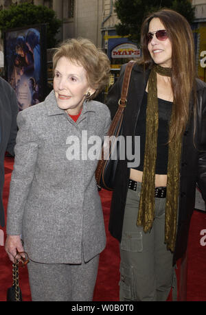 L'ancienne Première dame Nancy Reagan (L) et sa fille Patti Davis poser qu'ils arrivent pour la première du film d'aventure fantastique 'Peter Pan', au Grauman's Chinese Theatre à Hollywood de Los Angeles, Californie le 13 décembre 2003. 'Peter Pan' ouvre aux États-Unis le jour de Noël, le jeudi, 25 décembre 2003. (Photo d'UPI / Jim Ruymen) Banque D'Images