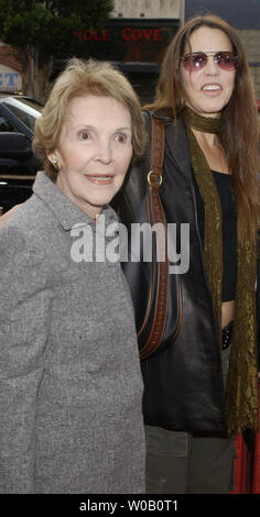 L'ancienne Première dame Nancy Reagan (L) et sa fille Patti Davis poser qu'ils arrivent pour la première du film d'aventure fantastique 'Peter Pan', au Grauman's Chinese Theatre à Hollywood de Los Angeles, Californie le 13 décembre 2003. 'Peter Pan' ouvre aux États-Unis le jour de Noël, le jeudi, 25 décembre 2003. (Photo d'UPI / Jim Ruymen) Banque D'Images