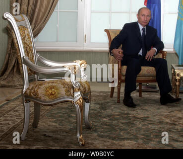 Le président russe Vladimir Poutine attend le Président kazakh Nursultan Nazarbayev avant leur réunion à la résidence du Kazakh Nazarbayev dans le nord de ville de Kiev le 3 octobre 2006. Deux présidents ont salué un pacte énergétique mardi et présenté leur partenariat stratégique entre la Russie et le Kazakhstan quelques jours après le leader kazakh de la visite à Washington. (Photo d'UPI/Anatoli Zhdanov) Banque D'Images