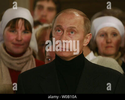 Le président russe Vladimir Poutine assiste à un service de veille de Noël dans une église de l'ancienne ville russe de Veliki Ustyug, dans la région de Vologda, à environ 300 milles (500 km) au nord de Moscou, le 6 janvier 2008. L'Eglise orthodoxe russe célèbre Noël le 7 janvier. (Photo d'UPI/Anatoli Zhdanov) Banque D'Images