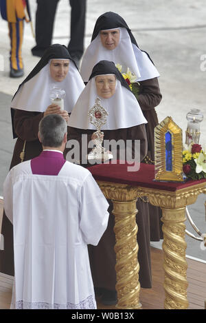 Les reliques des parents de sainte Thérèse de Lisieux sont affichés lors d'une Messe pour la canonisation de quatre nouveaux saints dans la place Saint Pierre au Vatican. Le pape François célèbre une messe pour la canonisation de quatre nouveaux saints : Vincenzo Grossi, Marie de l'Immaculée Conception, Louis Martin et Zélie Guérin, sa femme le tout premier couple marié avec enfants à être canonisé dans la même cérémonie à la Cité du Vatican, Cité du Vatican, le 18 octobre 2015. Photo par Stefano Spaziani/UPI Banque D'Images