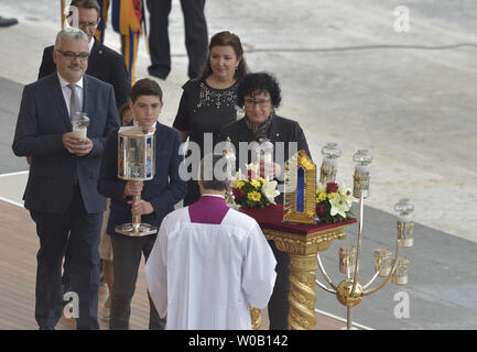 Les reliques des parents de sainte Thérèse de Lisieux sont affichés lors d'une Messe pour la canonisation de quatre nouveaux saints dans la place Saint Pierre au Vatican. Le pape François célèbre une messe pour la canonisation de quatre nouveaux saints : Vincenzo Grossi, Marie de l'Immaculée Conception, Louis Martin et Zélie Guérin, sa femme le tout premier couple marié avec enfants à être canonisé dans la même cérémonie à la Cité du Vatican, Cité du Vatican, le 18 octobre 2015. Photo par Stefano Spaziani/UPI Banque D'Images